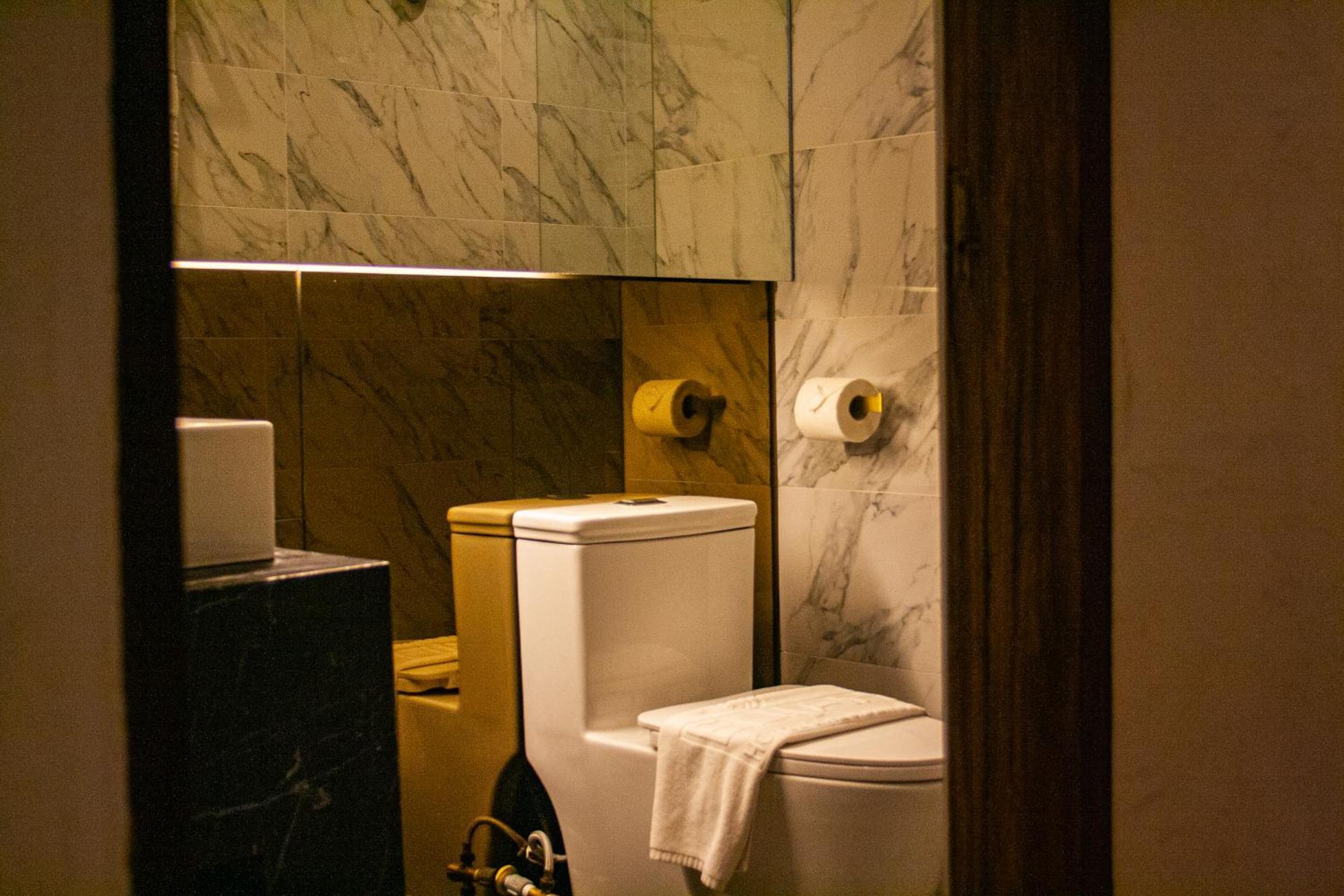 Elijah Hotel Dasmarinas Buitenkant foto